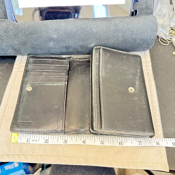 Coach wallet. Black leather. Credit card slots, 3 inside pockets 1 zipper pocket - Picture 15 of 16